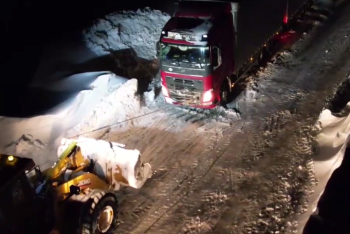 Брошенные посреди гигантской пробки большегрузы мешают работе дорожников "КазАвтоЖола"