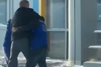 Фотография к новости: Ещё одно нападение на водителя скорой помощи сняли на видео в Щучинске