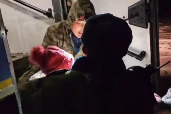 Три авто с людьми застряли в болотистой местности в Атырауской области