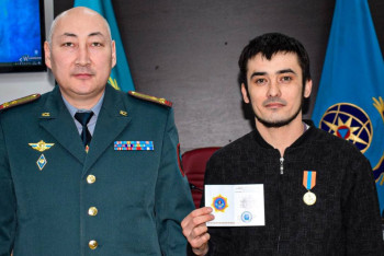 Фотография к новости: Медалью наградили мужчину, вытащившего из реки ребёнка в Акмолинской области