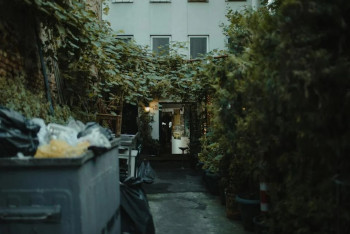 Собирающий еду на мусорке пенсионер купил 10 домов