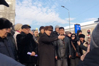 Участники Желтоксана провели акцию против ЛГБТ у памятника "Тәуелсіздік таңы"