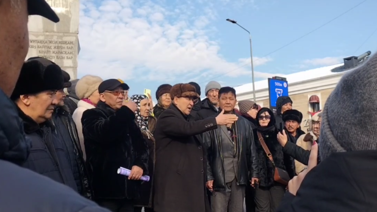 Участники Желтоксана провели акцию против ЛГБТ у памятника "Тәуелсіздік таңы"