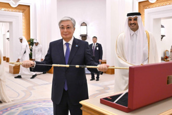 Фотография к новости: Меч основателя Катара вручили Касым-Жомарту Токаеву