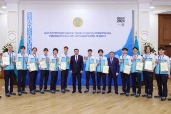 Фотография к новости: Олжас Бектенов вручил благодарственные письма победителям IV зимних юношеских Олимпийских игр