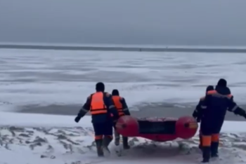 Фотография к новости: Рыбака унесло на льдине на Капчагае