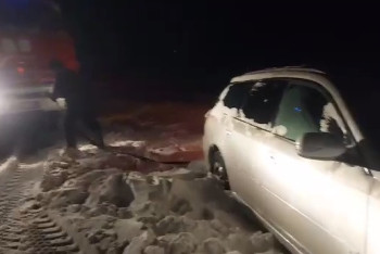 Семеро детей и четверо взрослых попали в снежный плен в ВКО