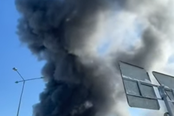 В Алматы горит склад "барахолки"