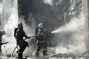 Со склада горящей "барахолки" в Алматы эвакуировали газовые баллоны