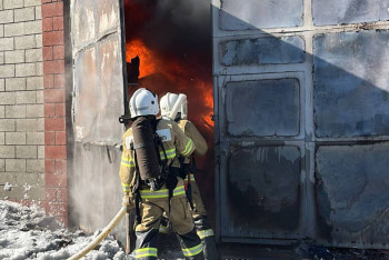 В Алматы потушили пожар на "барахолке" и спасли от огня гостиницу