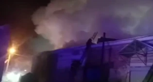 Крупный пожар в ангаре станции технического обслуживания потушили  в Петропавловске