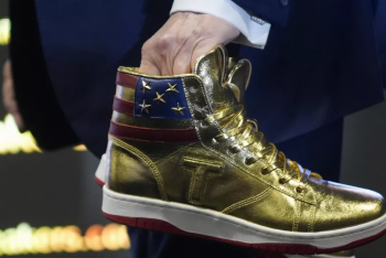 Фотография к новости: Лимитированную коллекцию золотых кроссовок Трампа раскупили