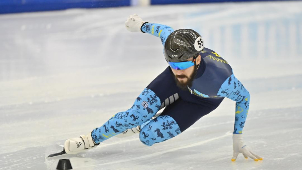 Казахстанец выиграл "серебро" Кубка мира по шорт-треку