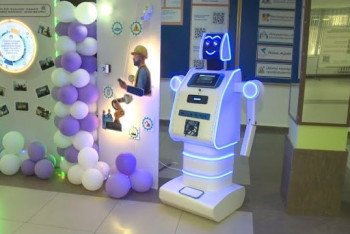 Робот-помощник работает в одном из колледжей Актобе