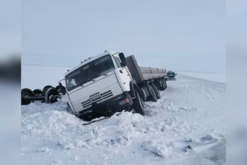 Фотография к новости: Большегруз съехал в кювет в СКО