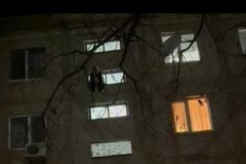 Девушка хотела выпрыгнуть из окна четвертого этажа в Шымкенте