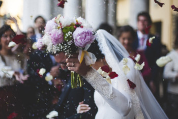 Молодожены сыграли свадьбу на автозаправке