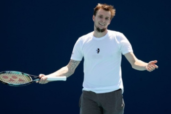 Бублик снялся с турнира в Дохе