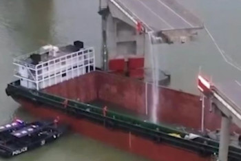 Грузовое судно снесло часть моста в китайском Гуанчжоу