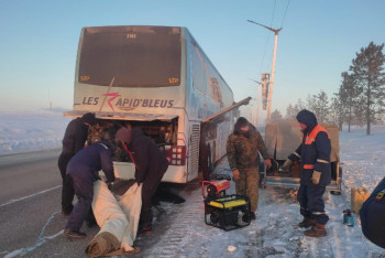 Автобус с иностранцами застрял на трассе в Костанайской области