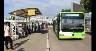 Чиновников Узбекистана обязали раз в месяц пересаживаться на автобусы