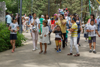 Ежегодно казахстанцы принимают в семью более 1000 сирот