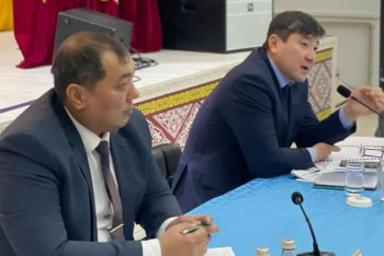 Фотография к новости: Нужно сесть за стол переговоров - аким Каракиянского района бастующим работникам