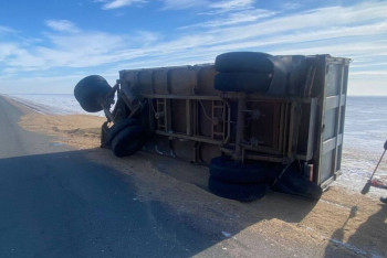Фотография к новости: Прицеп с зерном перевернулся на трассе в Акмолинской области
