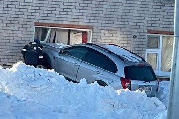 Автомобиль въехал в жилой дом в Хромтау