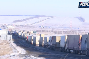 Пробка из 500 большегрузов образовалась на границе в ЗКО