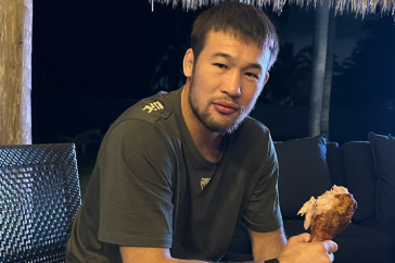 Фотография к новости: Шавкат Рахмонов делился едой с известным бойцом из Кыргызстана в США