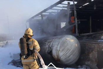 Карагандинские пожарные предотвратили взрыв газовой цистерны