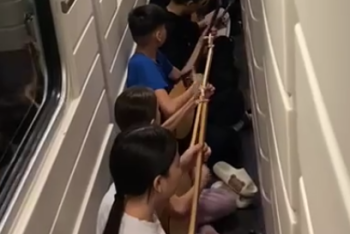 Юные домбристы из Алматы удивили пассажиров поезда