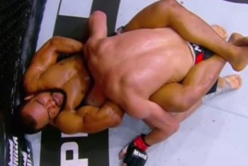 Экс-чемпиона из Казахстана "задушили" на турнире по ММА