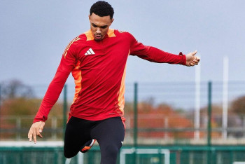 Известный футболист нанял телохранителя из-за фанатки