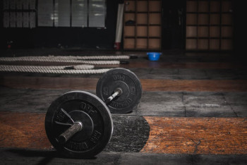 Вымогал деньги у клиентки: фитнес-тренера осудили в Семее