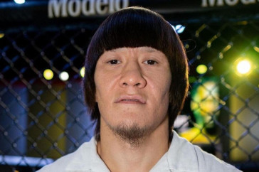 Фотография к новости: Жалгас Жумагулов дрался со сломанной ногой и пережил удар в пах, но в итоге победил американца