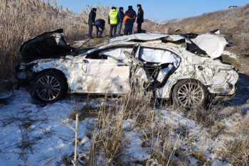Автомобиль опрокинулся на трассе в Жетысу: два человека погибли