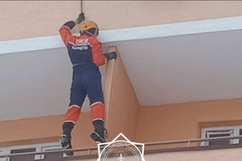 Трёхлетний и шестимесячный малыши оказались запертыми в квартире в Таразе