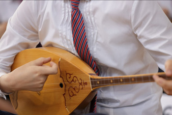 Фотография к новости: Юные музыканты растрогали пассажиров поезда Туркестан-Павлодар