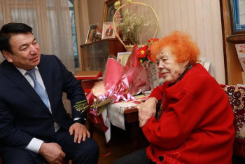 Министр просвещения поздравил столетнюю учительницу из Шымкента