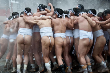 Впервые за 1250 лет в Фестивале обнажённых тел в Японии приняли участие женщины