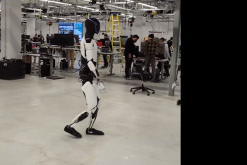 Илон Маск опубликовал видео с роботом Optimus, прогуливающимся по лаборатории