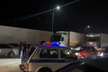 Колонны из сотен машин застряли на трассе в Жамбылской области