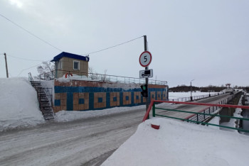 Фотография к новости: Разрушающийся мост через дамбу в СКО может оставить область без воды