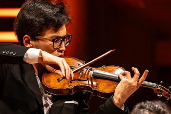 Фотография к новости: Казахстанец занял второе место на международном конкурсе скрипачей