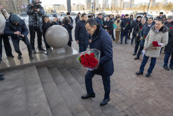 Фотография к новости: Маулен Ашимбаев и представители АНК возложили цветы к монументу "Қазақ еліне мың алғыс"