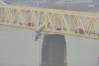 Водителя спасли из повисшего на мосту грузовика