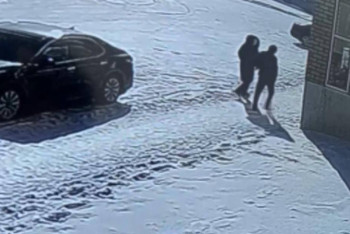 Мужчина с ножом преследовал девочку и ранил полицейского в Семее