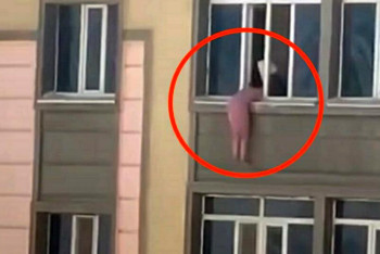 Полиция разыскивает девушку, едва не выпавшую из окна многоэтажки в Актау